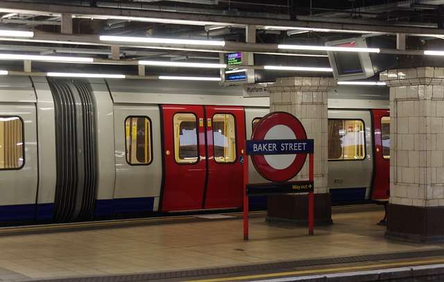 Baker Street metro station in Londen met een trein op het perron, verlicht door fluorescerende verlichting.
