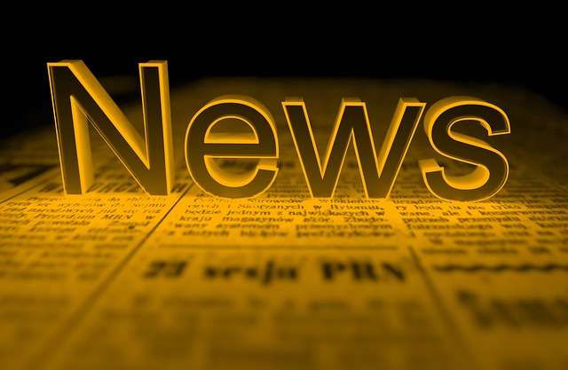 Nieuwswoord in gele letters op een achtergrond van kranten, gerelateerd aan certificering en bedrijfsinformatie.