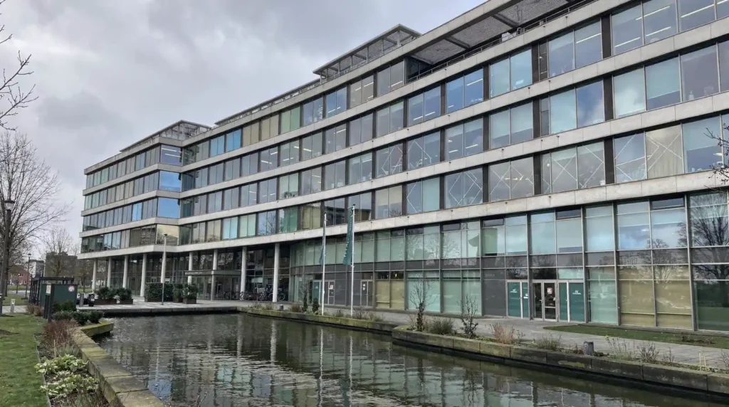 Modern kantoorgebouw aan een kanaal, Stratlane NL locatie in Amsterdam.
