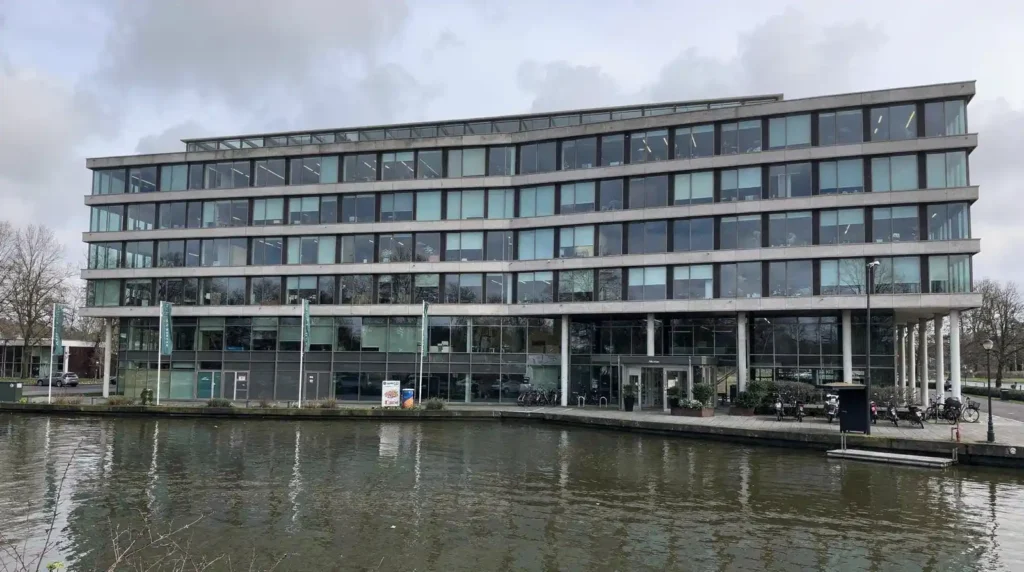 Modern kantoorgebouw aan het water, illustratie ISO-implementatieplan Amsterdam